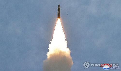 합참 "北 미사일 1100여㎞ 비행 후 탄착".<연합뉴스 자료사진. 국내에서만 사용가능>